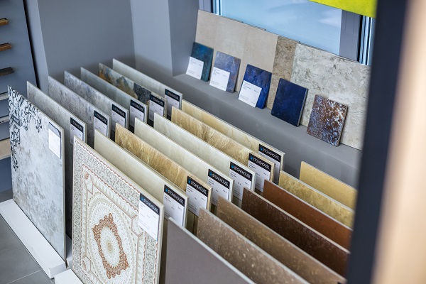 Esposizione di piastrelle in uno showroom.