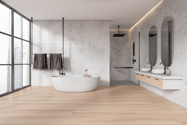 Bagno con parquet.