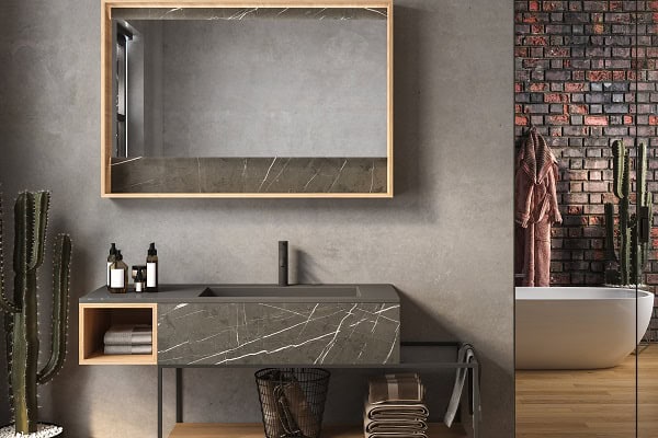 Arredo bagno elegante con lavabo in pietra e specchio grande, ideale per spazi moderni a Busto Arsiz.