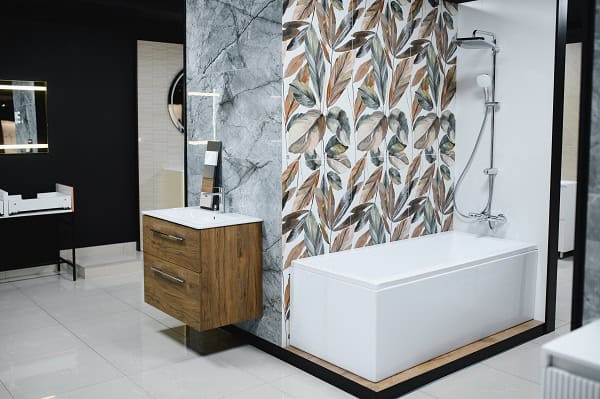 Bagno con rivestimenti decorativi e vasca freestanding.