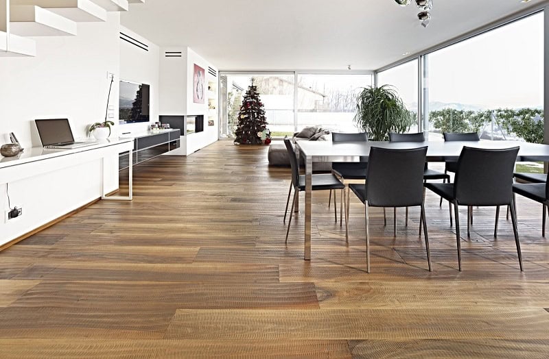 Parquet di alta qualità installato a Milano, stile moderno e raffinato, perfetto per ambienti elegan.