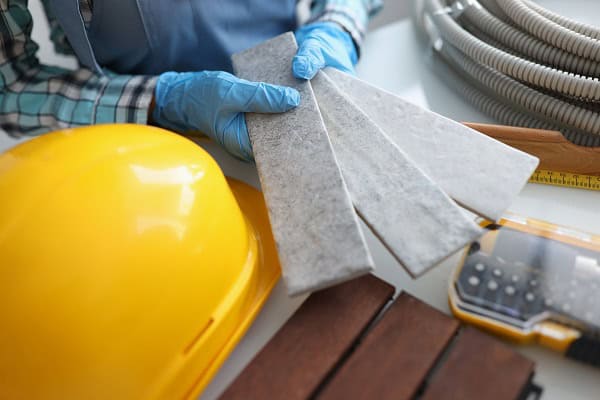 Immagine di lavori di ristrutturazione bagno con materiali e strumenti professionali.