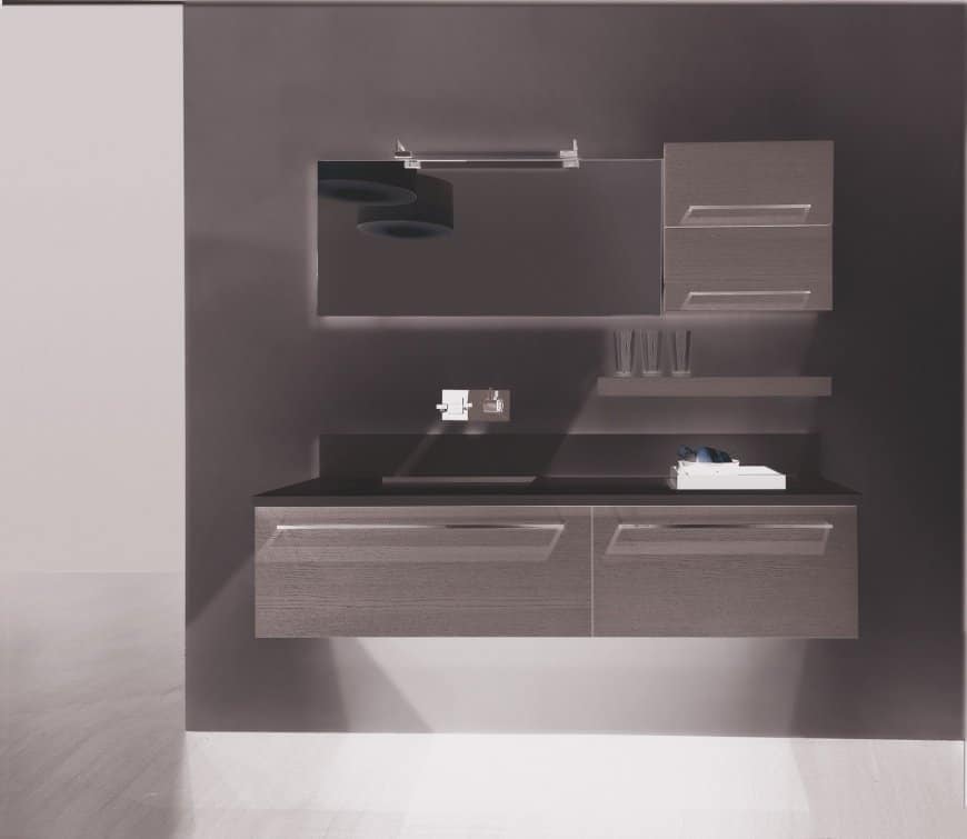 Bagno bianco e nero raffinato con mobili moderni a Varese.