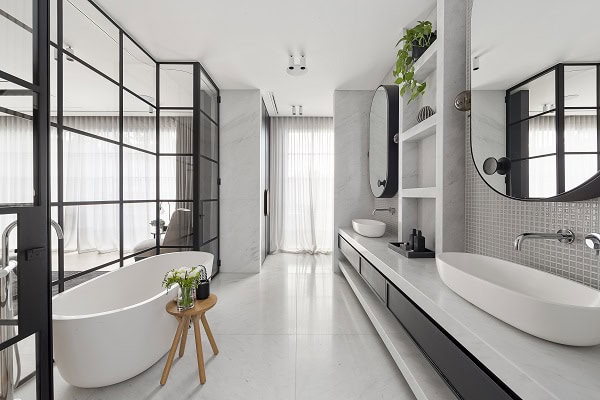 Bagno di tendenza con vasca e arredi minimalisti, perfetto per ambienti contemporanei e funzionali.
