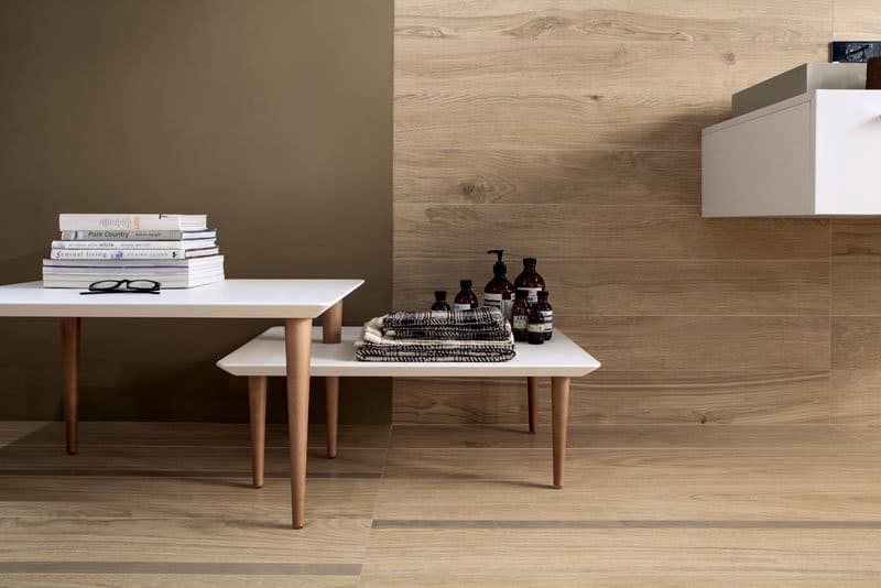 Pavimenti in legno naturale e arredi minimalisti, perfetti per ambienti eleganti e accoglienti.