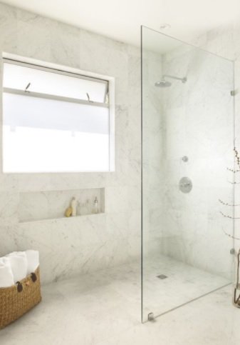 Marmo bianco per bagno con doccia moderna e raffinata.