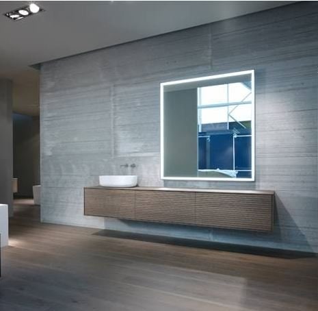 Specchio con illuminazione a LED e mobile sospeso in legno chiaro.