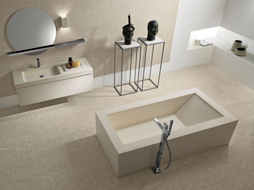 Bagno elegante con vasca moderna e dettagli di design.