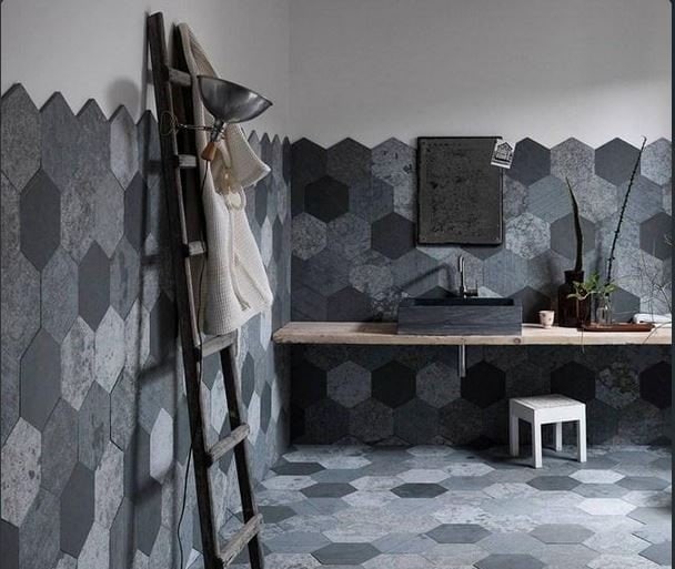 Piastrelle esagonali in tonalità grigie per rivestimenti bagno eleganti e moderni.